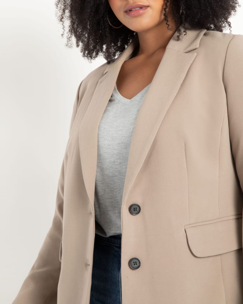 Side of a model wearing a size 18 The 365 Suit Long Tailored Blazer in Desert Taupe by ELOQUII. | dia_product_style_image_id:290173